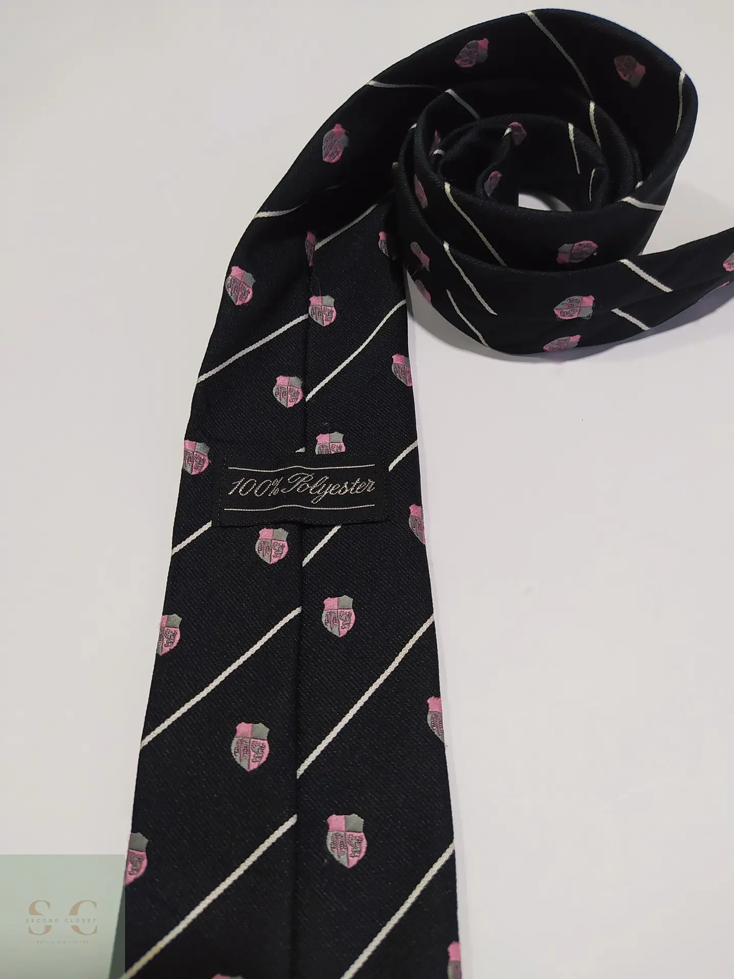 Corbata Estilo Club con Rayas Diagonales y Escudos Heráldicos 2