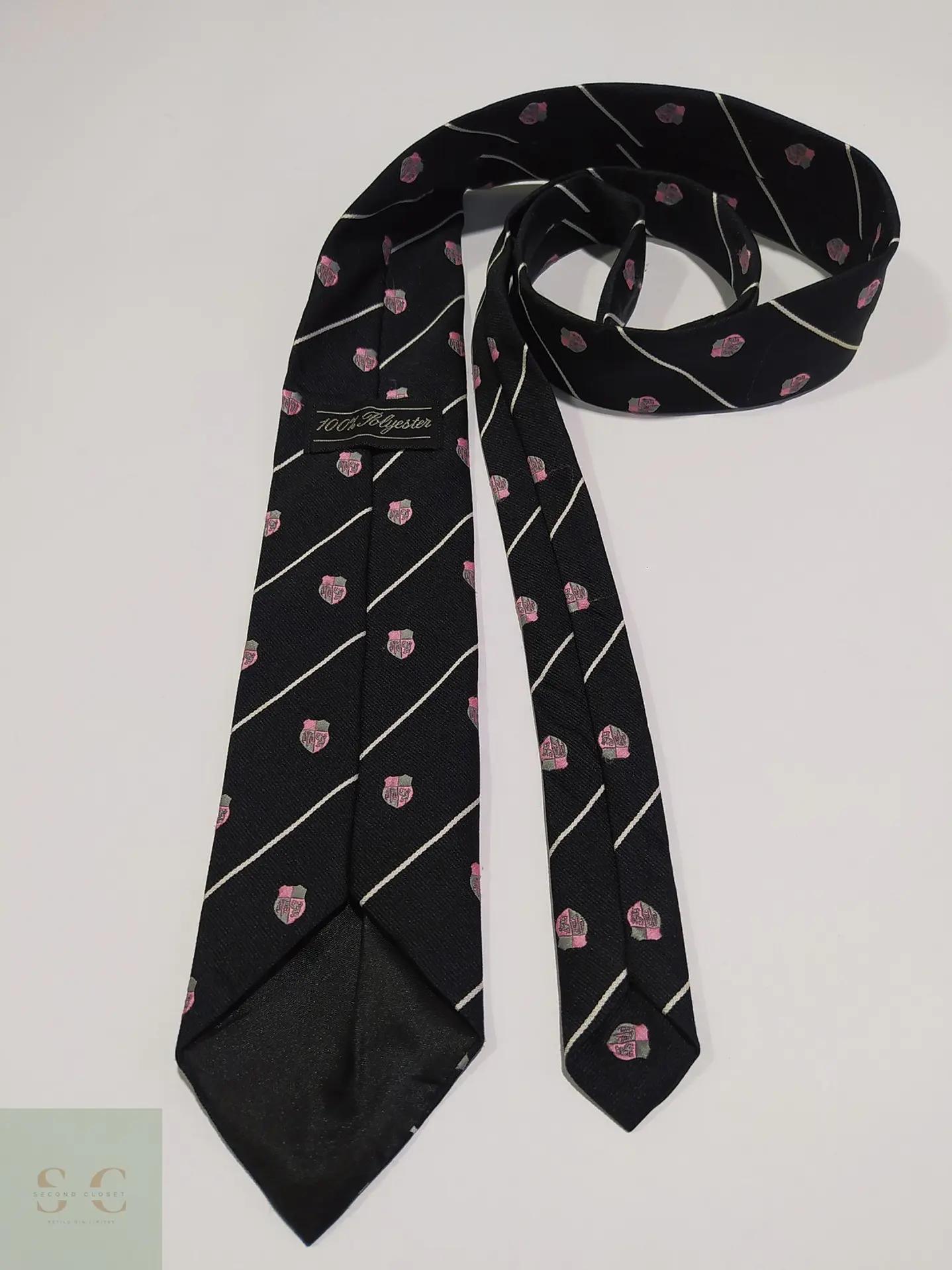 Corbata Estilo Club con Rayas Diagonales y Escudos Heráldicos 3