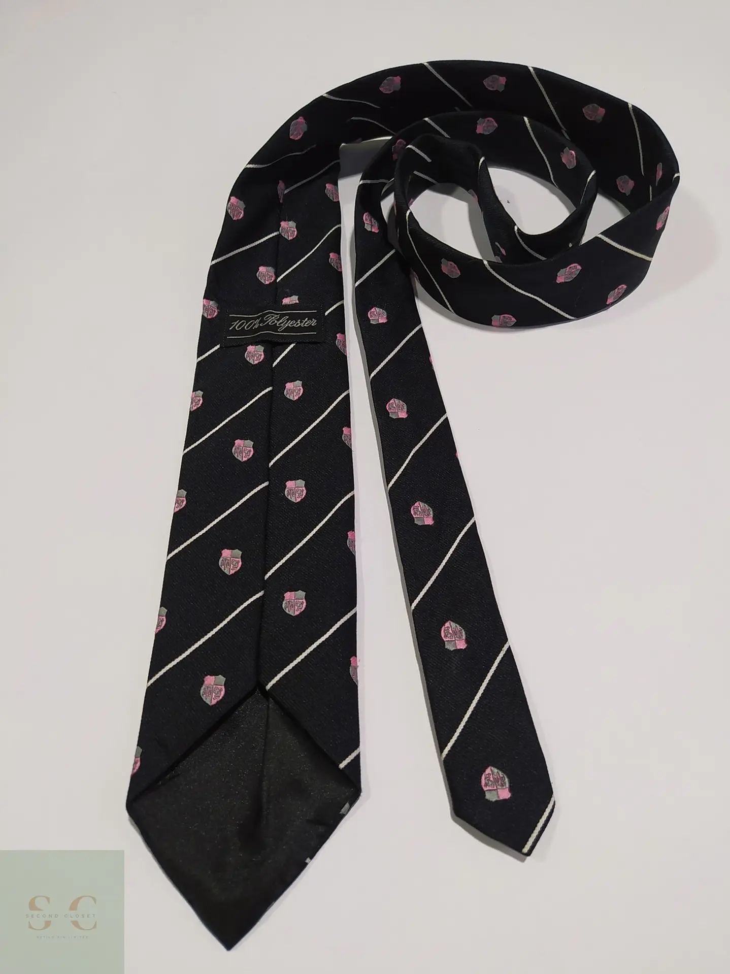 Corbata Estilo Club con Rayas Diagonales y Escudos Heráldicos 4