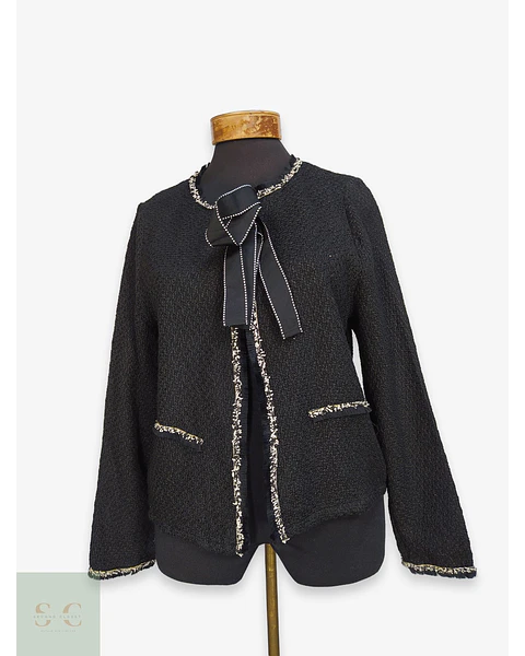 Chaqueta Tweed Bouclé Negra con Lazada Frontal y Pasamanería Talla SM