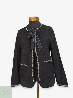 Chaqueta Tweed Bouclé Negra con Lazada Frontal y Pasamanería Talla SM