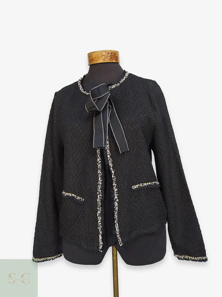 Chaqueta Tweed Bouclé Negra con Lazada Frontal y Pasamanería Talla SM 1