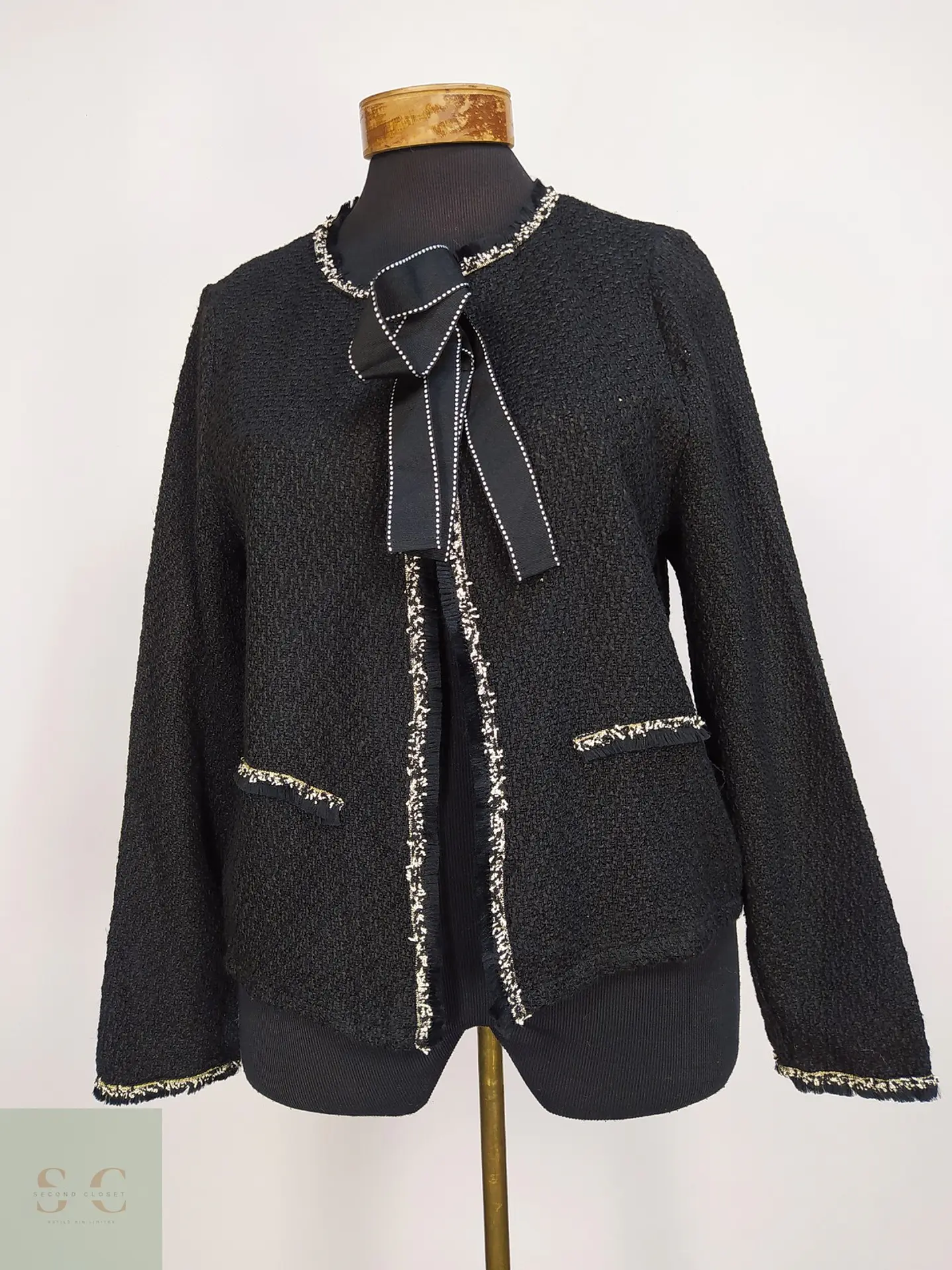 Chaqueta Tweed Bouclé Negra con Lazada Frontal y Pasamanería Talla SM 2
