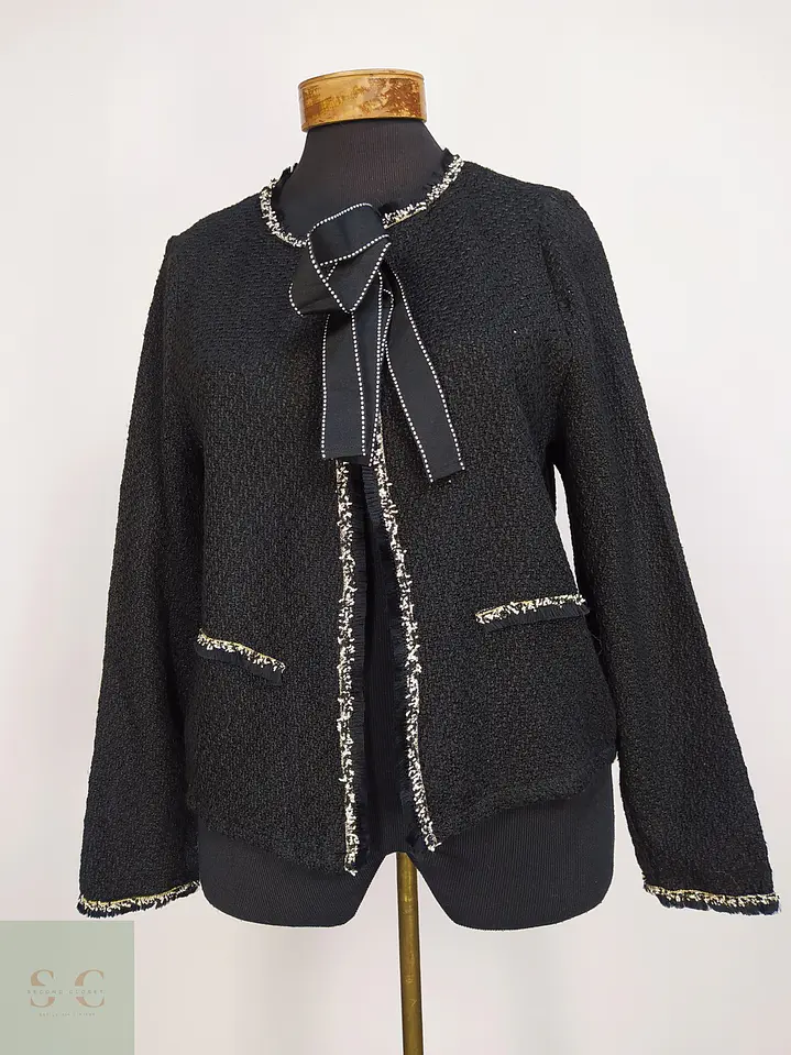 Chaqueta Tweed Bouclé Negra con Lazada Frontal y Pasamanería Talla SM 2