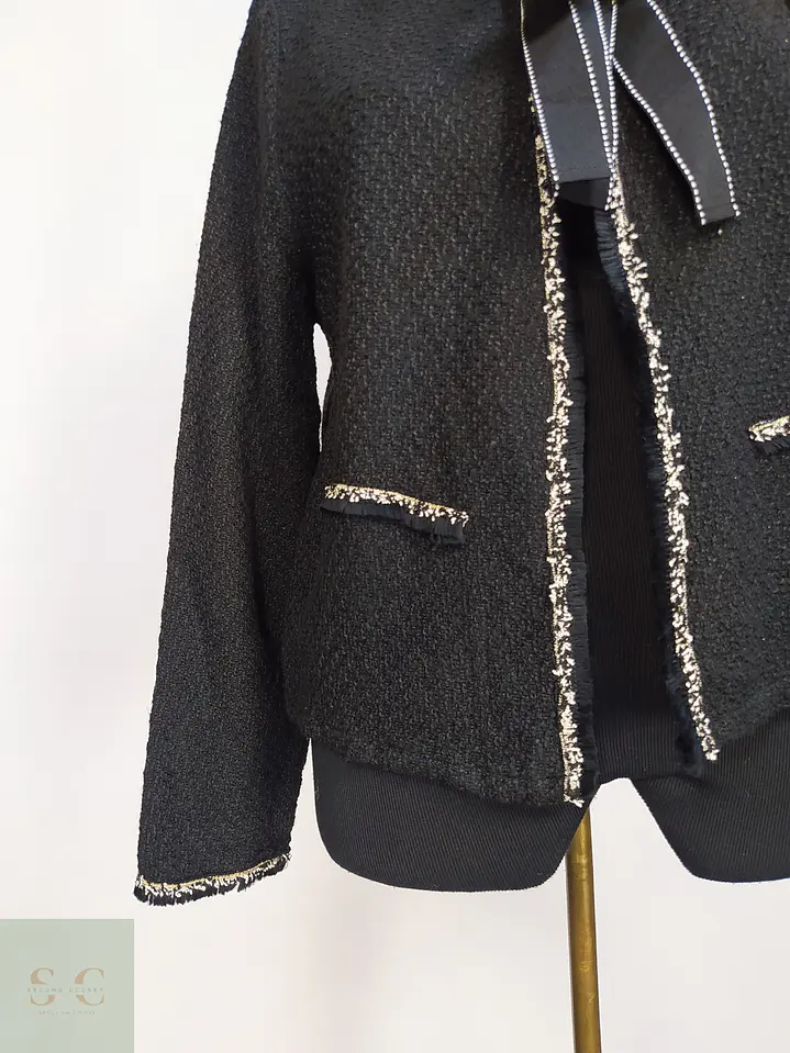 Chaqueta Tweed Bouclé Negra con Lazada Frontal y Pasamanería Talla SM 3