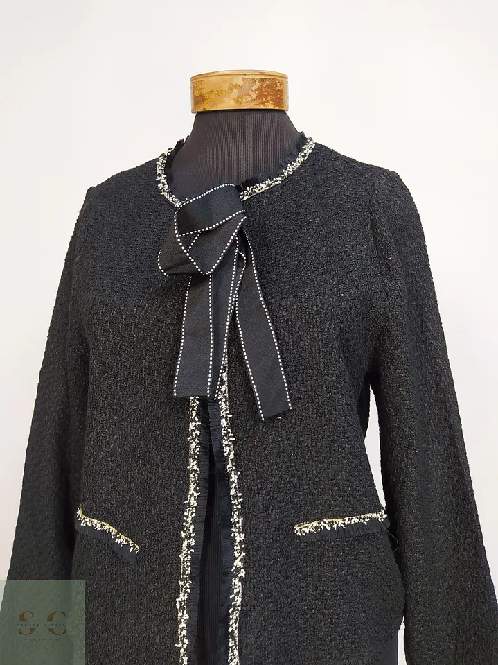Chaqueta Tweed Bouclé Negra con Lazada Frontal y Pasamanería Talla SM 4
