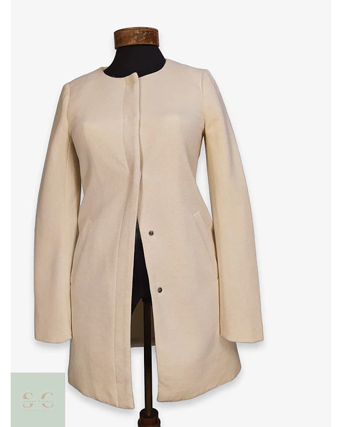 Abrigo Minimalista Ecru Sin Cuello Only Talla SM