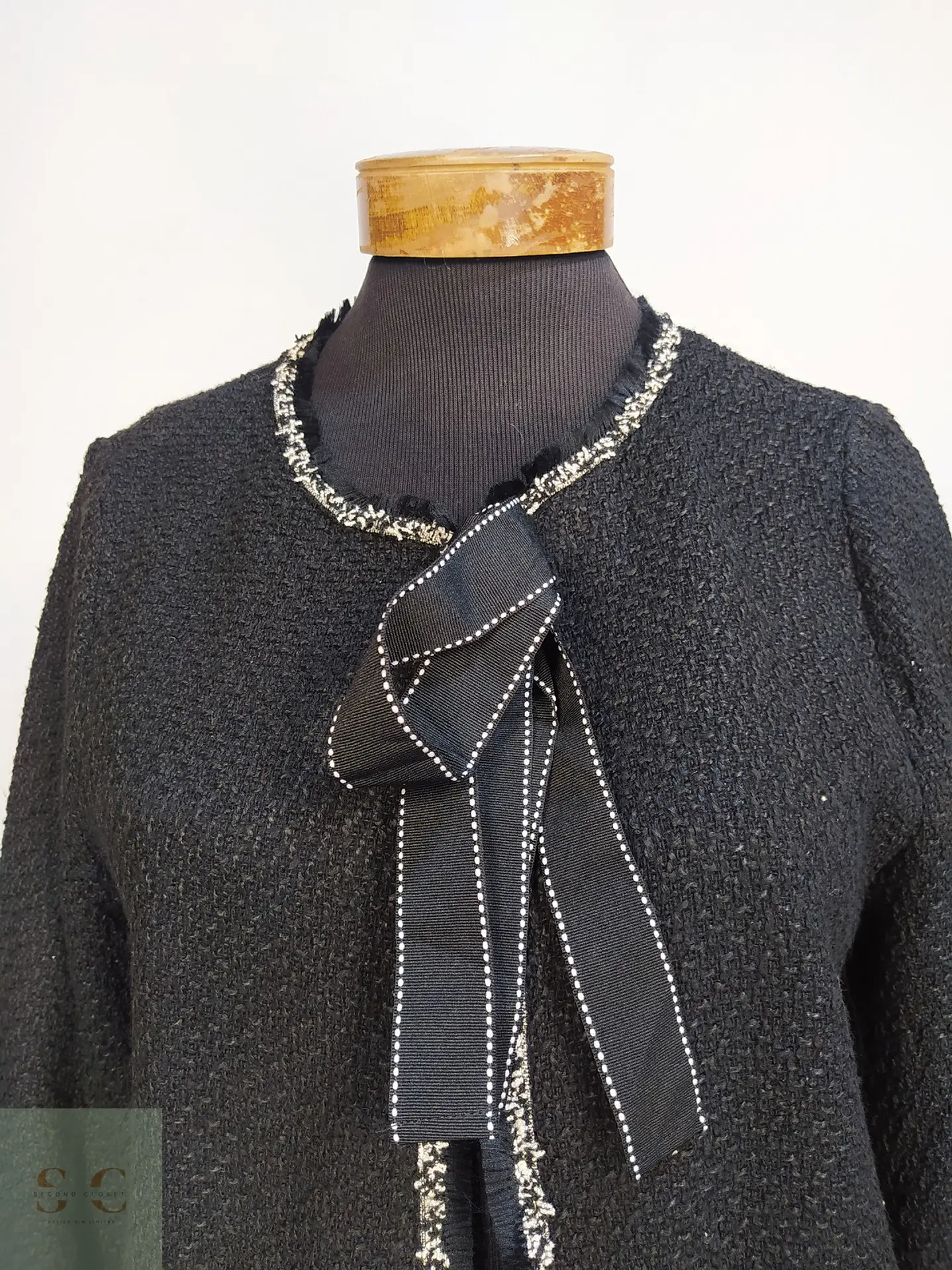 Chaqueta Tweed Bouclé Negra con Lazada Frontal y Pasamanería Talla SM 5