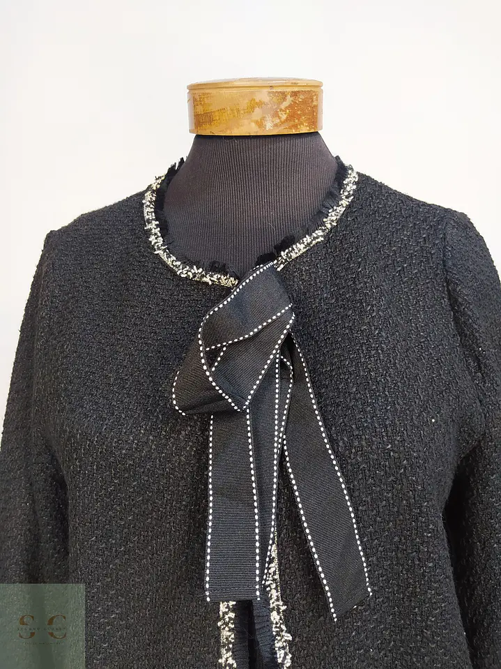 Chaqueta Tweed Bouclé Negra con Lazada Frontal y Pasamanería Talla SM 5