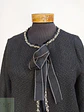 Chaqueta Tweed Bouclé Negra con Lazada Frontal y Pasamanería Talla SM - Miniatura 5
