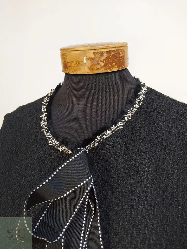 Chaqueta Tweed Bouclé Negra con Lazada Frontal y Pasamanería Talla SM 6