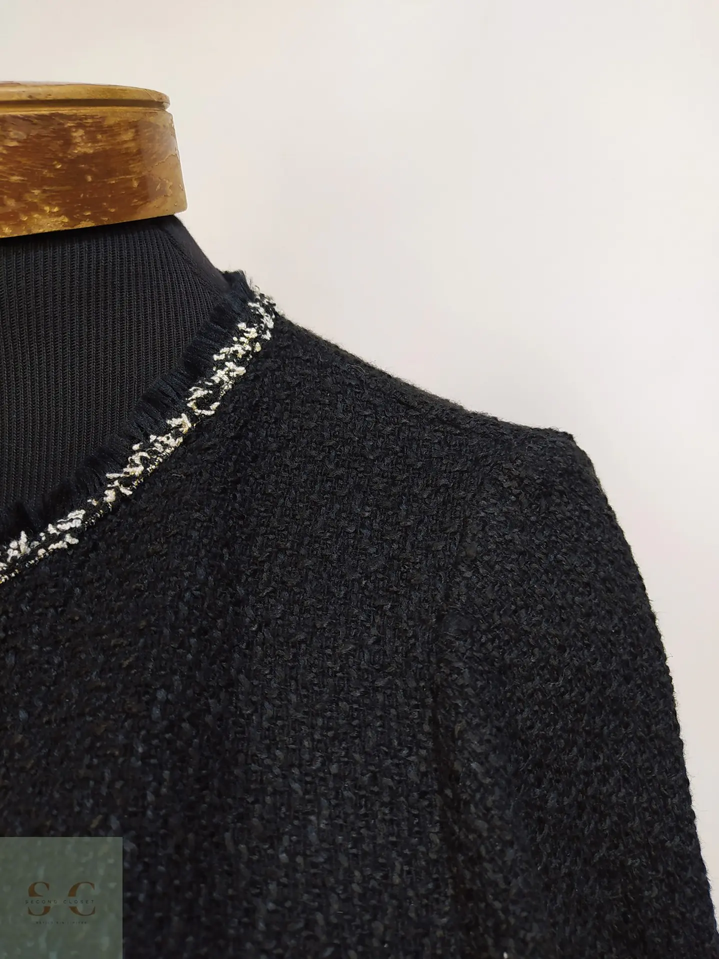 Chaqueta Tweed Bouclé Negra con Lazada Frontal y Pasamanería Talla SM 7