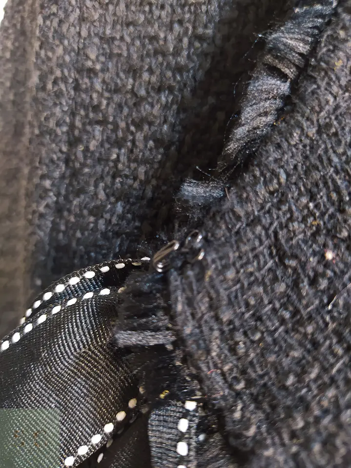 Chaqueta Tweed Bouclé Negra con Lazada Frontal y Pasamanería Talla SM 8