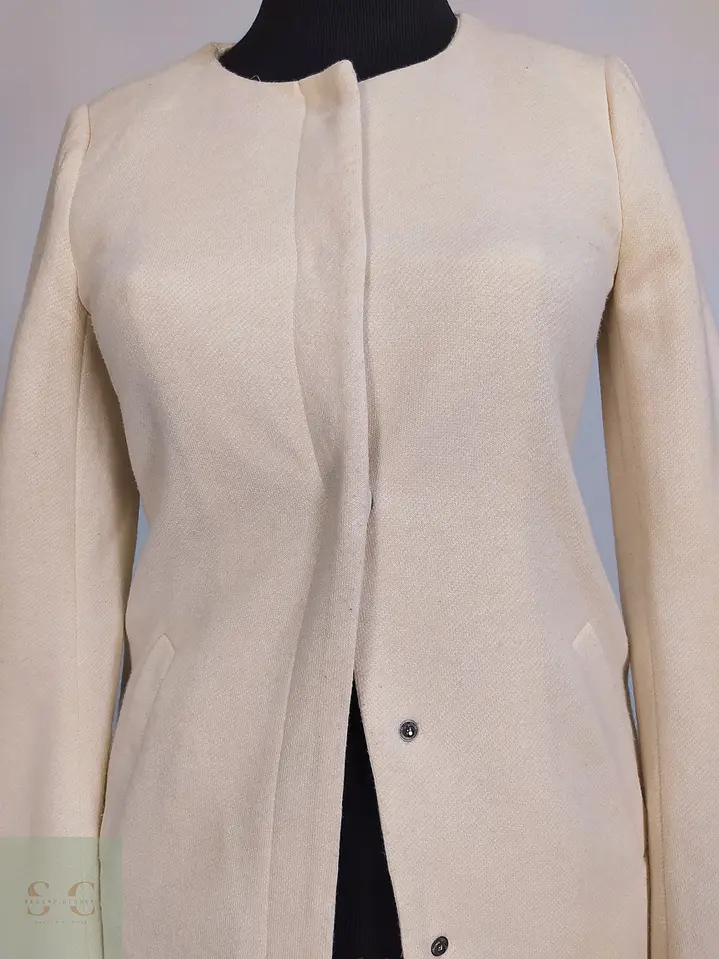 Abrigo Minimalista Ecru Sin Cuello Only Talla S 5