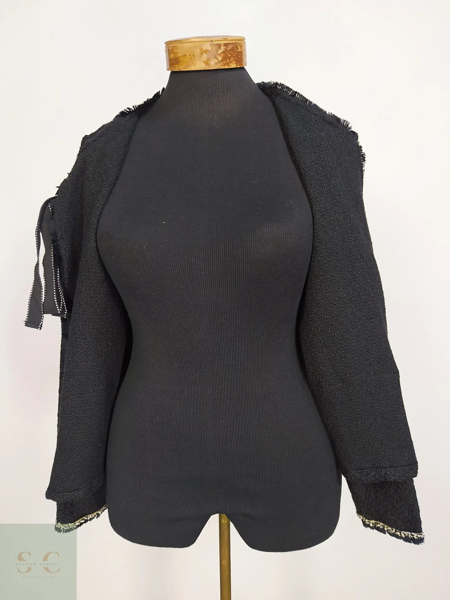 Chaqueta Tweed Bouclé Negra con Lazada Frontal y Pasamanería Talla SM 9
