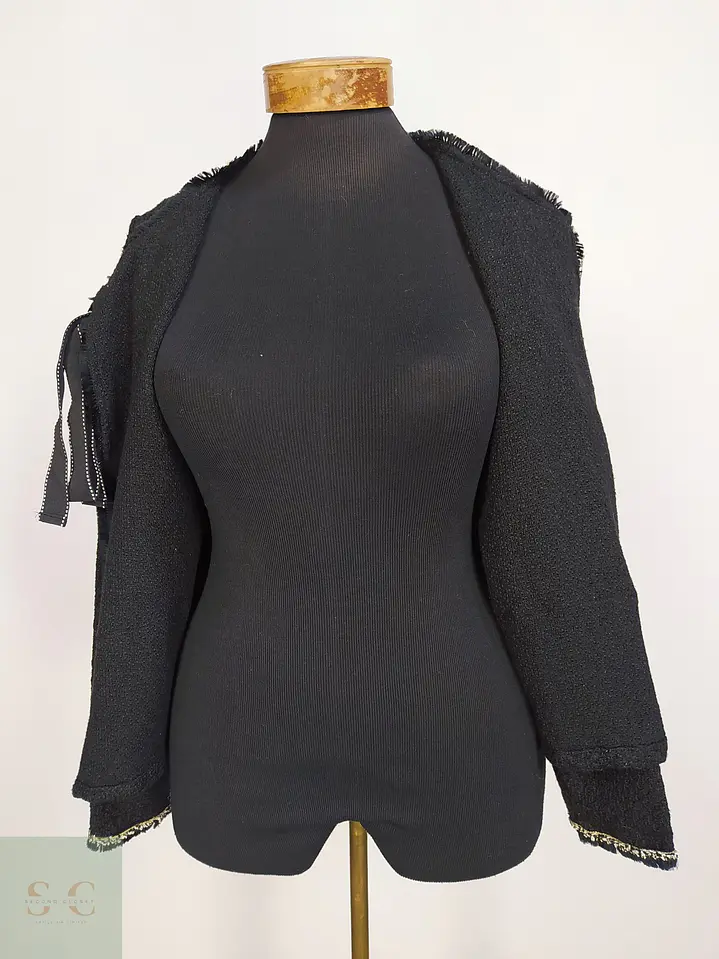 Chaqueta Tweed Bouclé Negra con Lazada Frontal y Pasamanería Talla SM 9