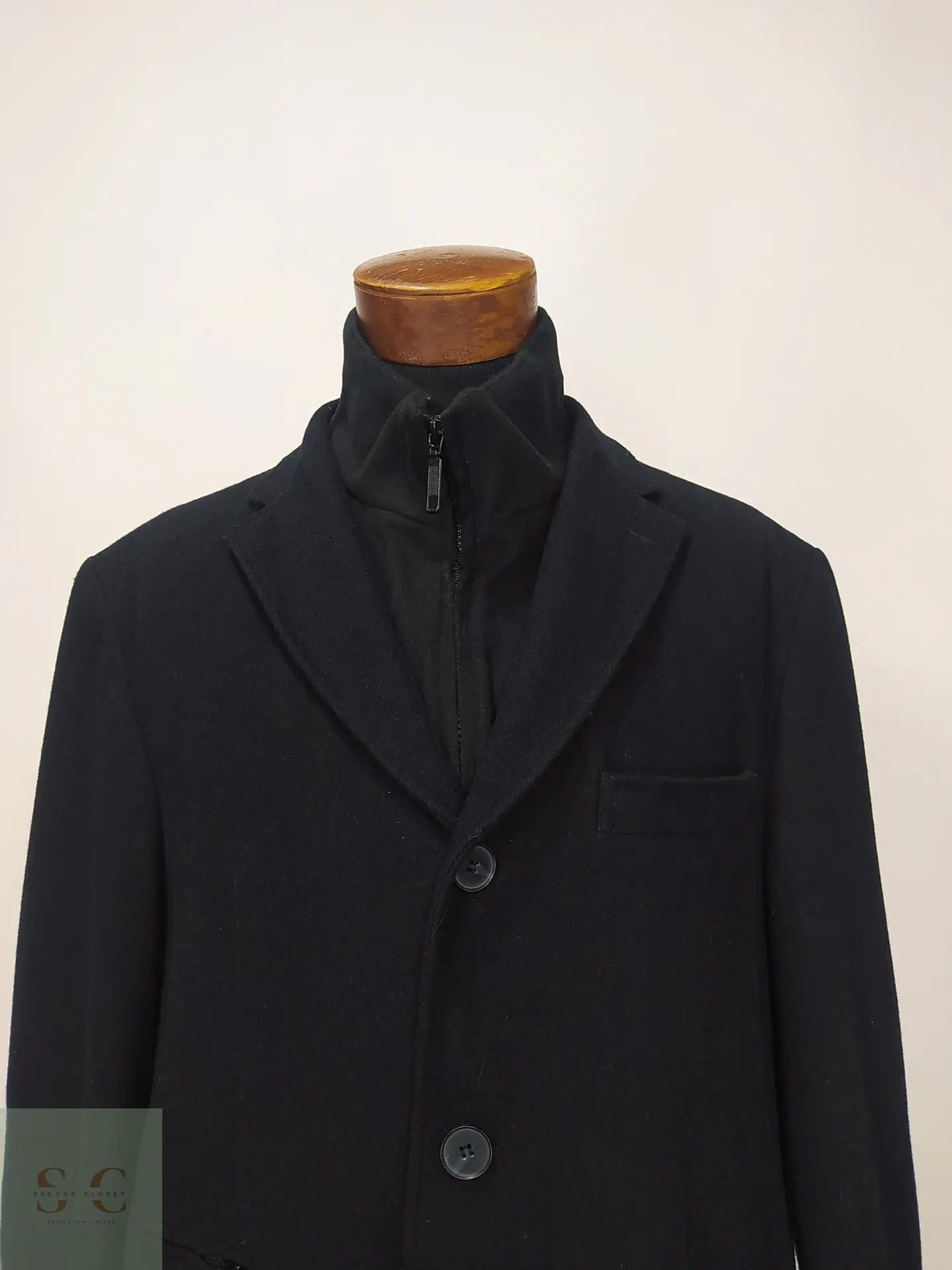 Abrigo 3/4 Negro con Pechera Integrada y Solapa Muesca Talla XL 3