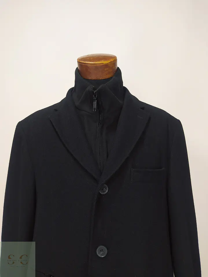 Abrigo 3/4 Negro con Pechera Integrada y Solapa Muesca Talla XL 3