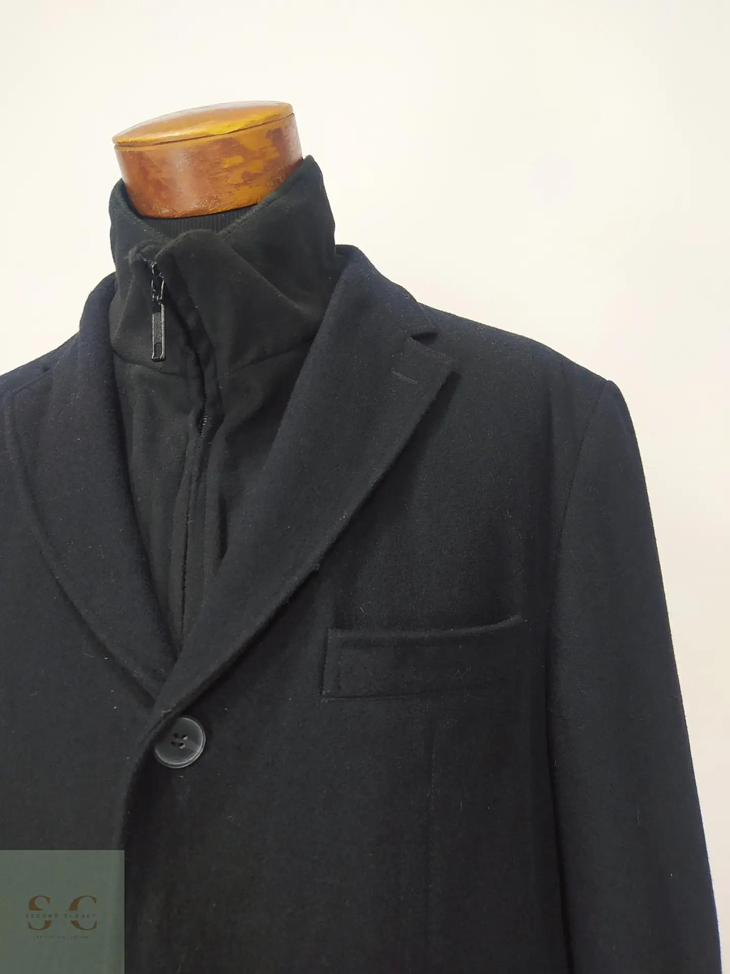 Abrigo 3/4 Negro con Pechera Integrada y Solapa Muesca Talla XL 4