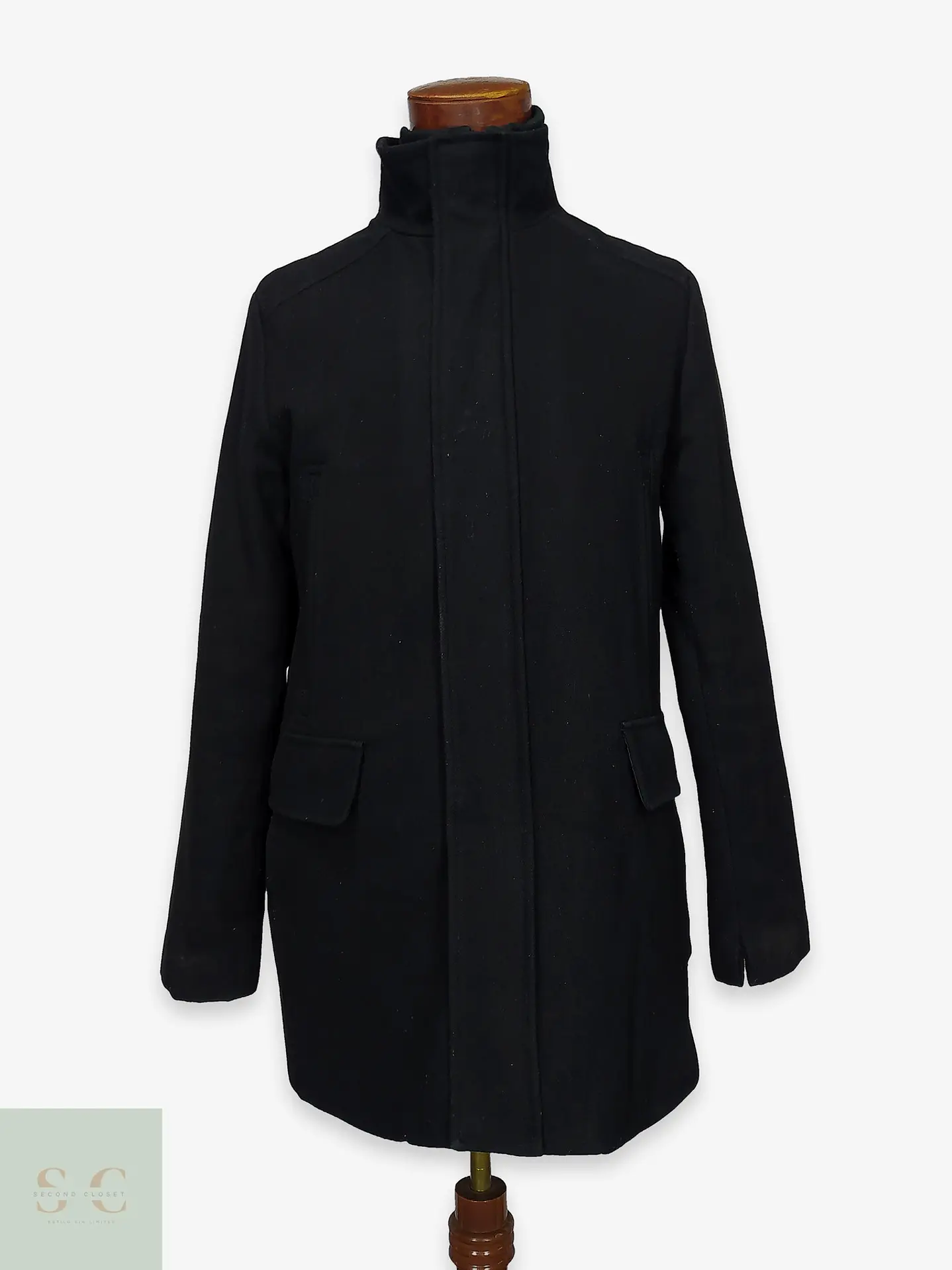 Abrigo negro Calvin Klein Detalle, descosido en la manga izquierda Talla S 1