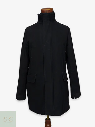 Abrigo negro Calvin Klein Detalle, descosido en la manga izquierda Talla S