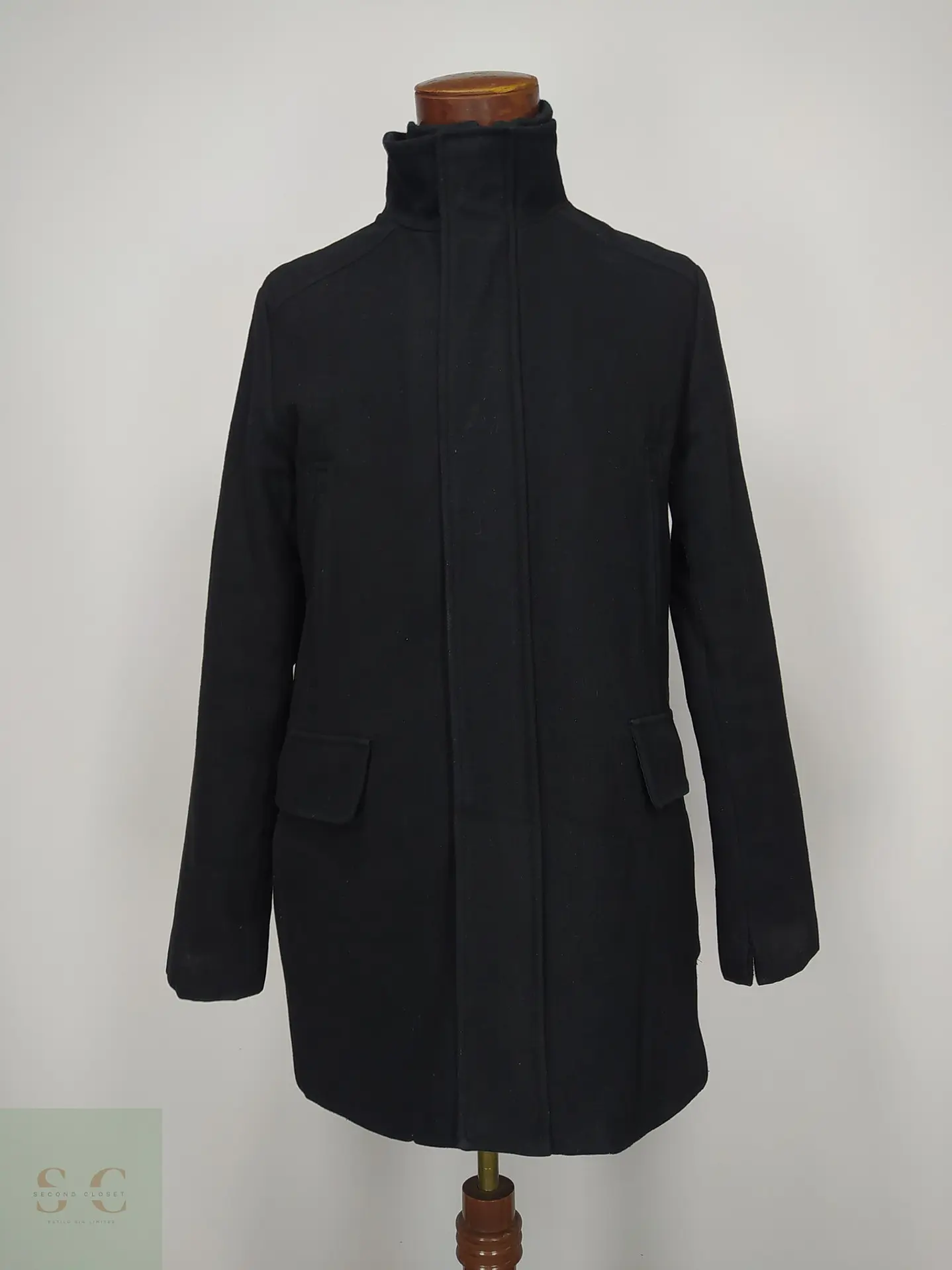 Abrigo negro Calvin Klein Detalle, descosido en la manga izquierda Talla S 2