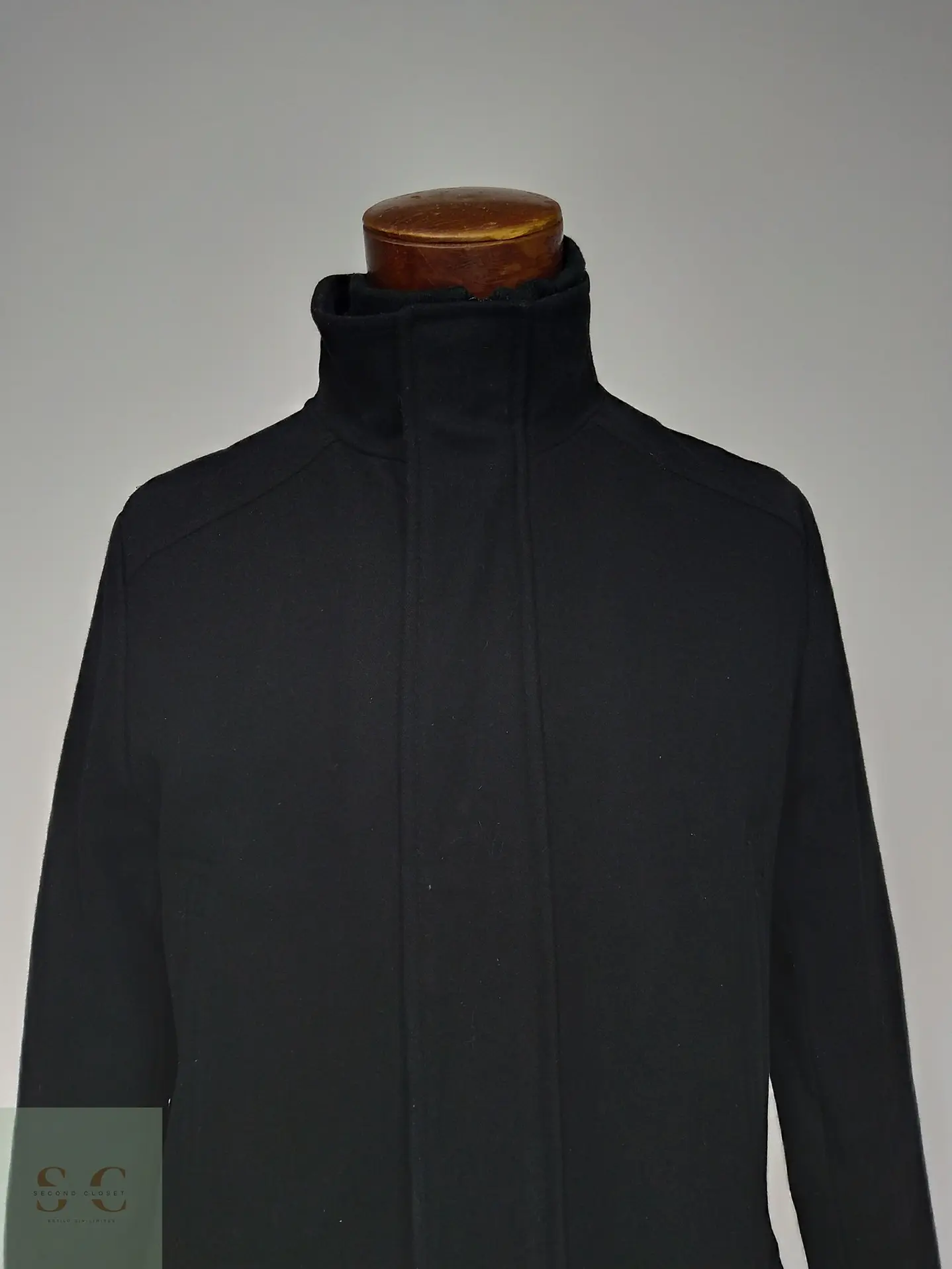 Abrigo negro Calvin Klein Detalle, descosido en la manga izquierda Talla S 3
