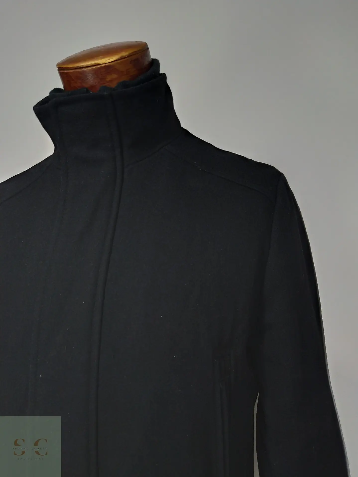 Abrigo negro Calvin Klein Detalle, descosido en la manga izquierda Talla S 4