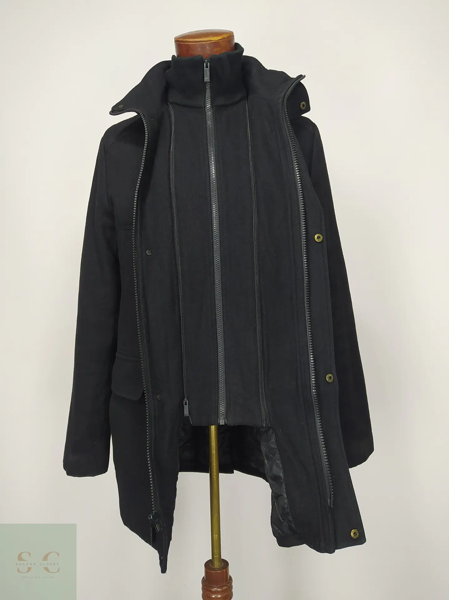 Abrigo negro Calvin Klein Detalle, descosido en la manga izquierda Talla S 6