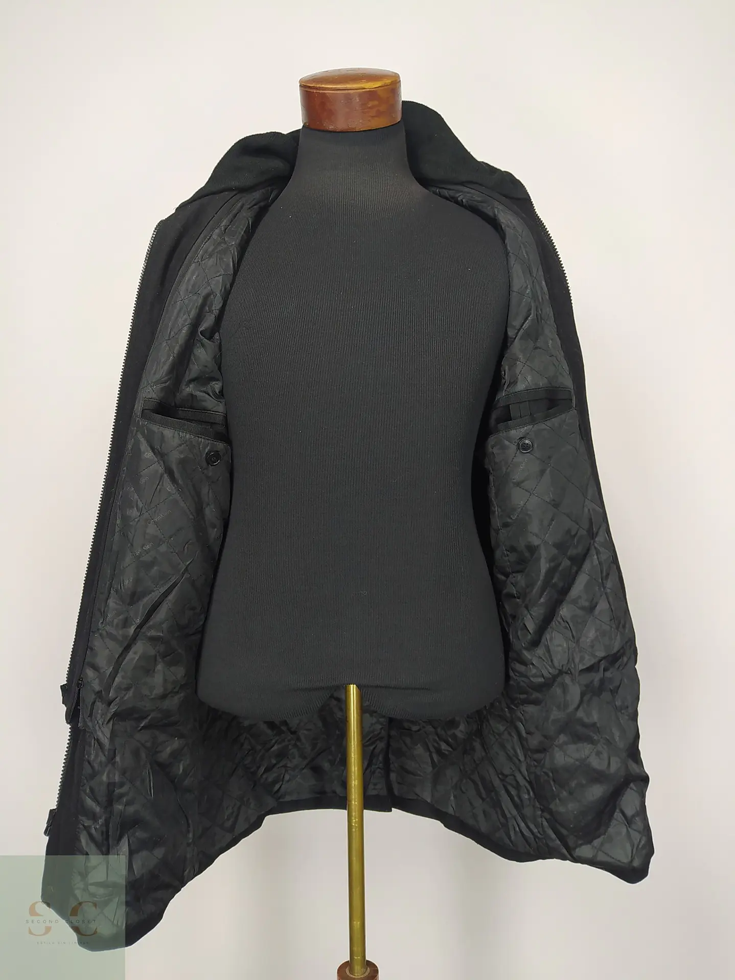 Abrigo negro Calvin Klein Detalle, descosido en la manga izquierda Talla S 7