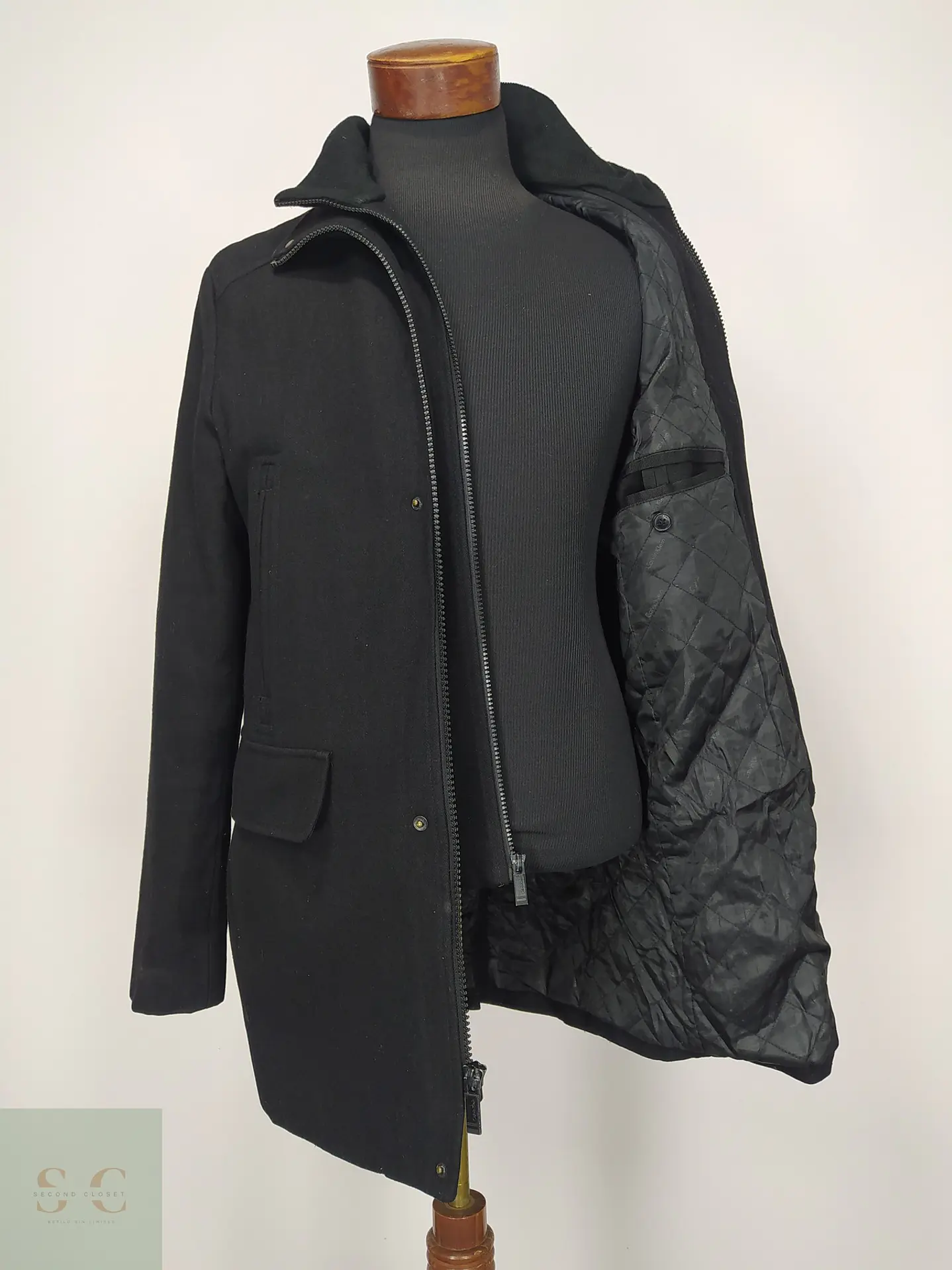 Abrigo negro Calvin Klein Detalle, descosido en la manga izquierda Talla S 8