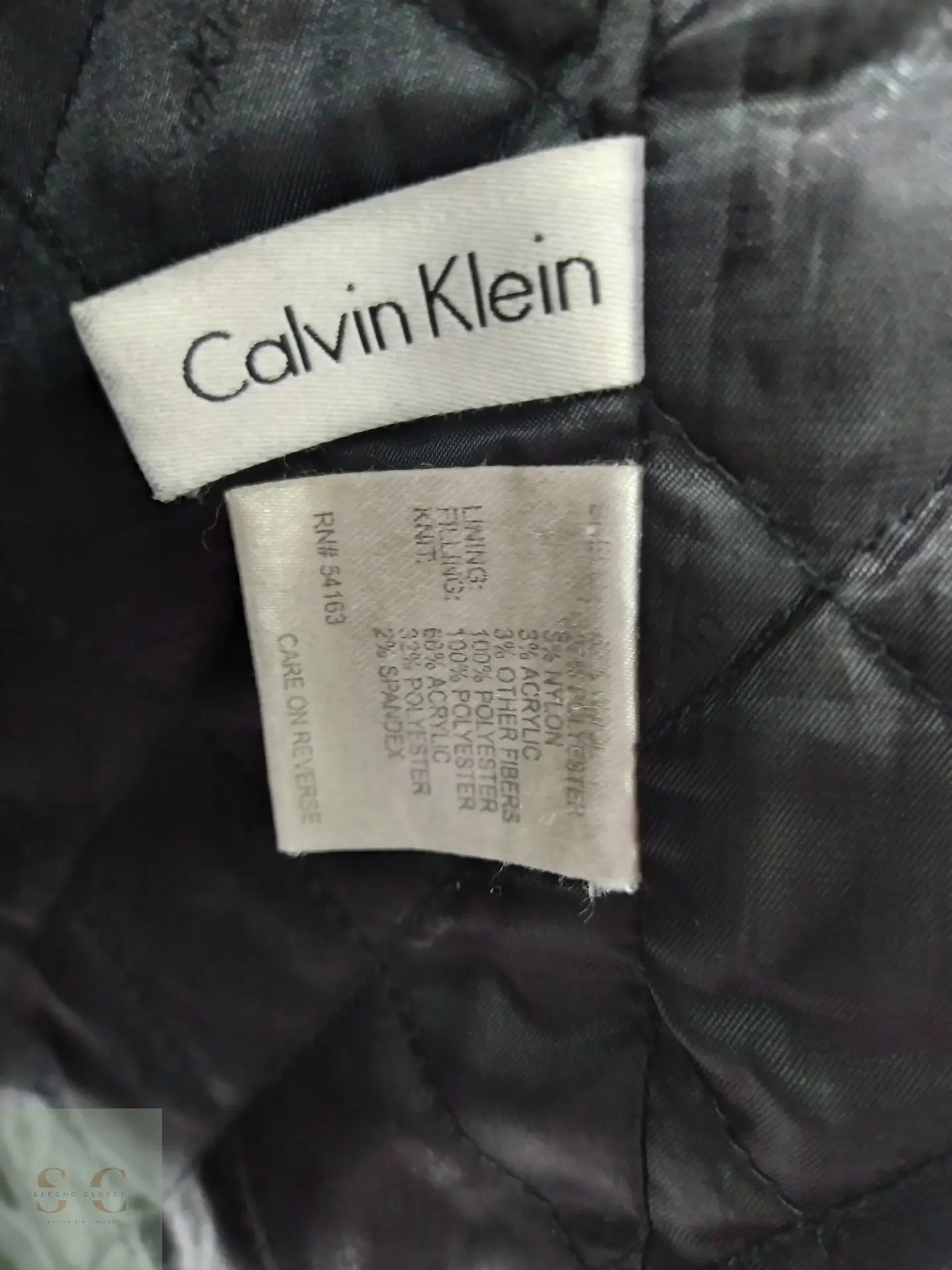 Abrigo negro Calvin Klein Detalle, descosido en la manga izquierda Talla S 9