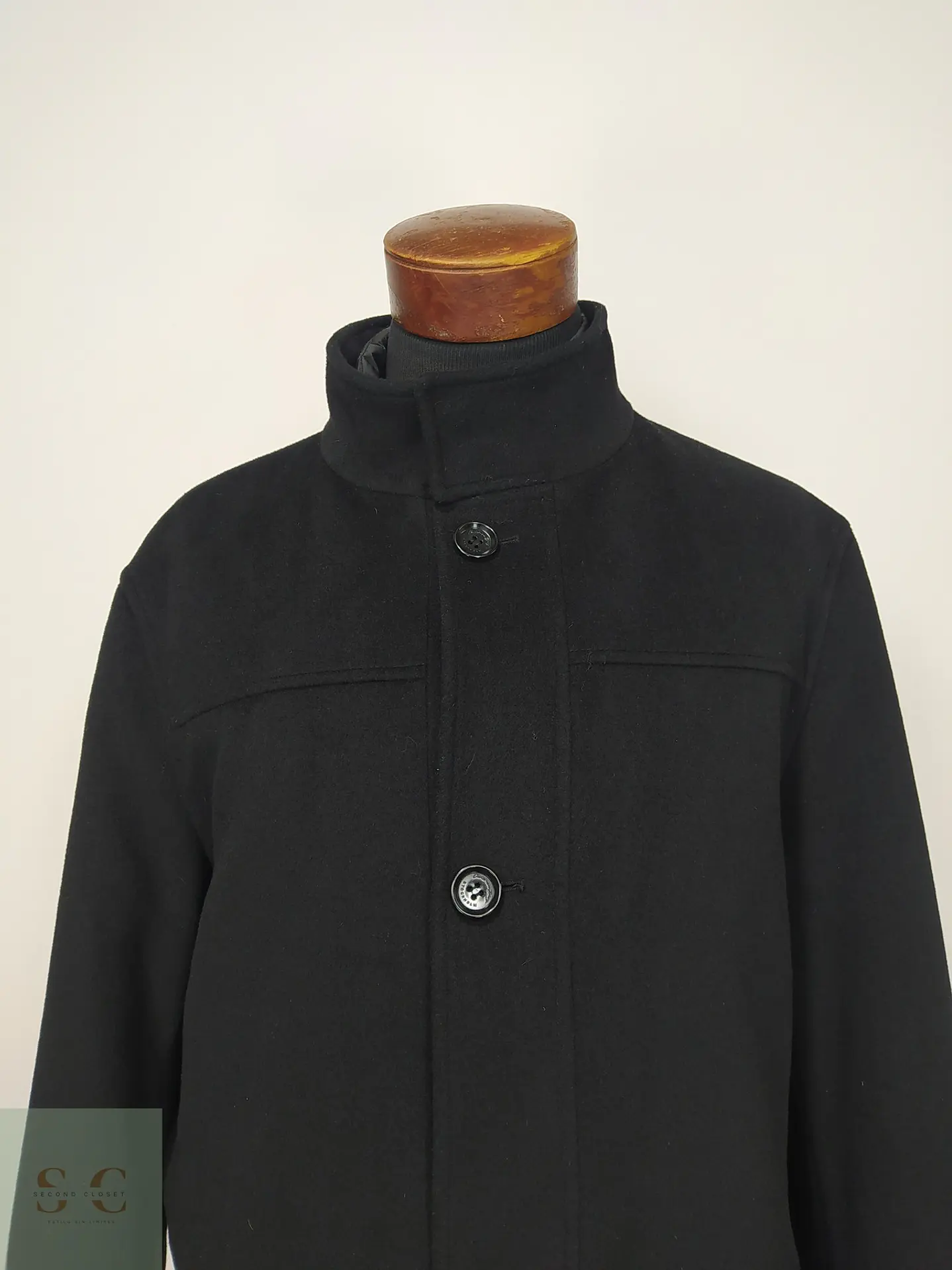 Abrigo Negro de Paño con Cuello Chimenea Christian Berg Talla M 3