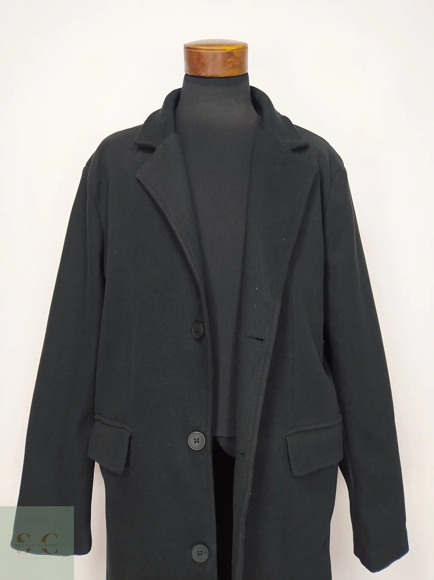 Abrigo Largo Minimalista de Botonadura Simple Talla XXXL 3