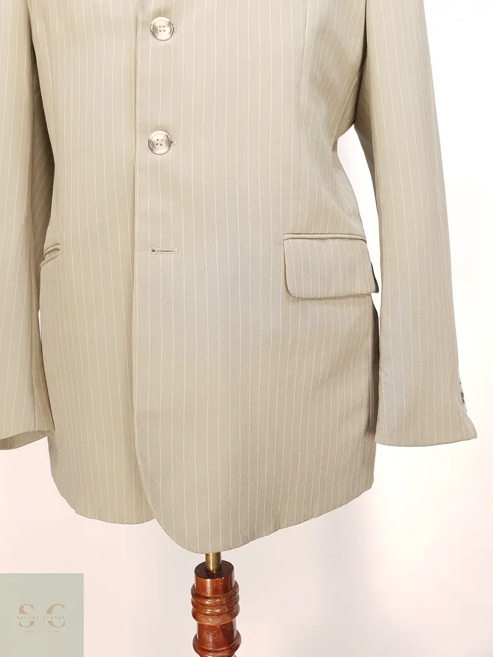 Blazer Beige con Raya Diplomática y Cierre de Tres Botones CANDA Talla XL 2