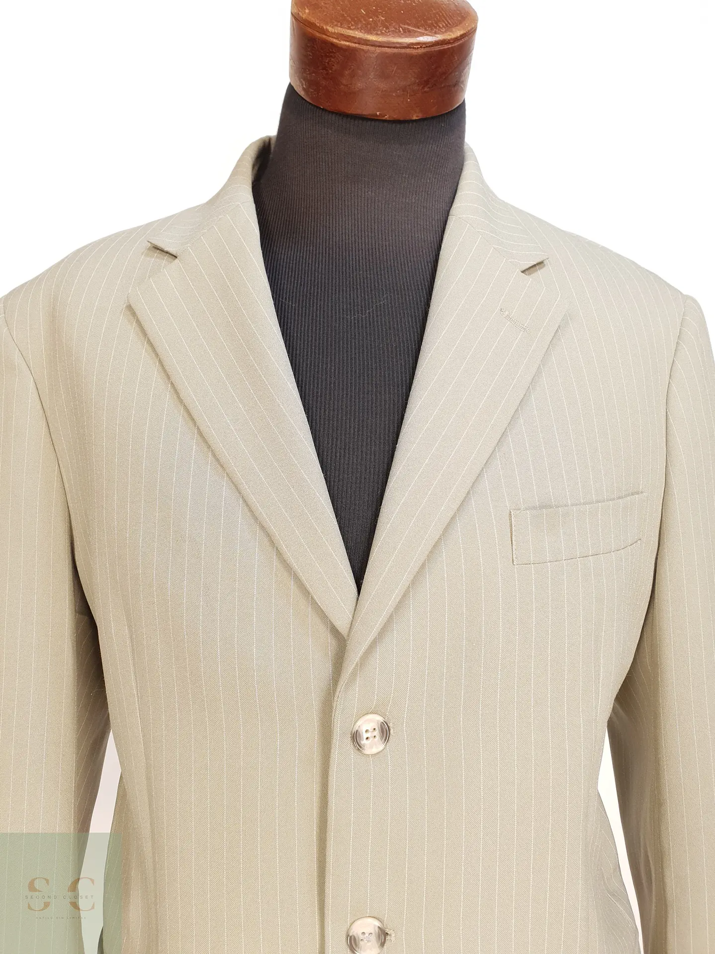Blazer Beige con Raya Diplomática y Cierre de Tres Botones CANDA Talla XL 3