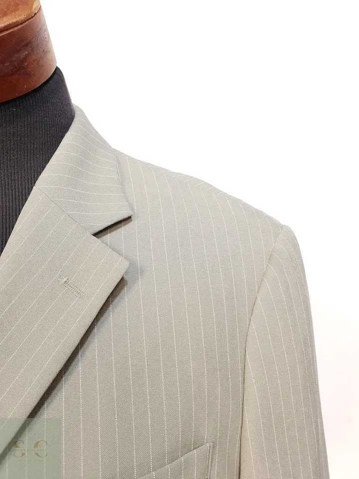 Blazer Beige con Raya Diplomática y Cierre de Tres Botones CANDA Talla XL 4