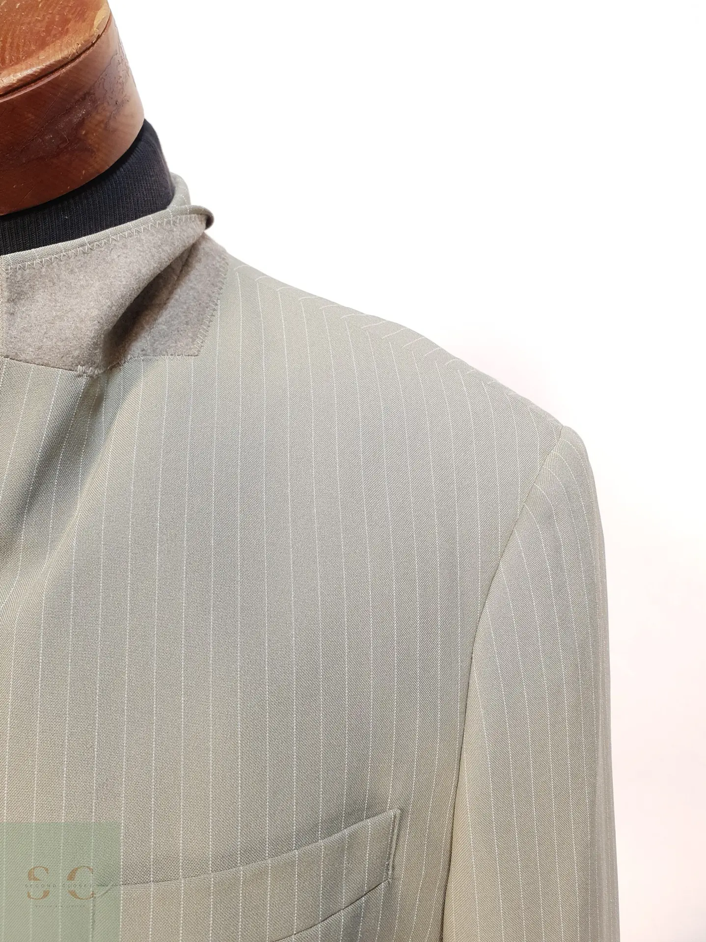 Blazer Beige con Raya Diplomática y Cierre de Tres Botones CANDA Talla XL 5