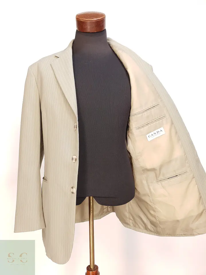 Blazer Beige con Raya Diplomática y Cierre de Tres Botones CANDA Talla XL 7
