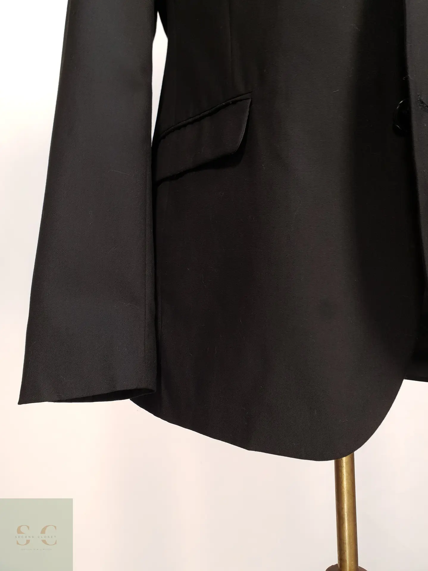 Blazer Monopecho Clásico de Tono Negro Sobrio Angelo Litrico Talla M 2