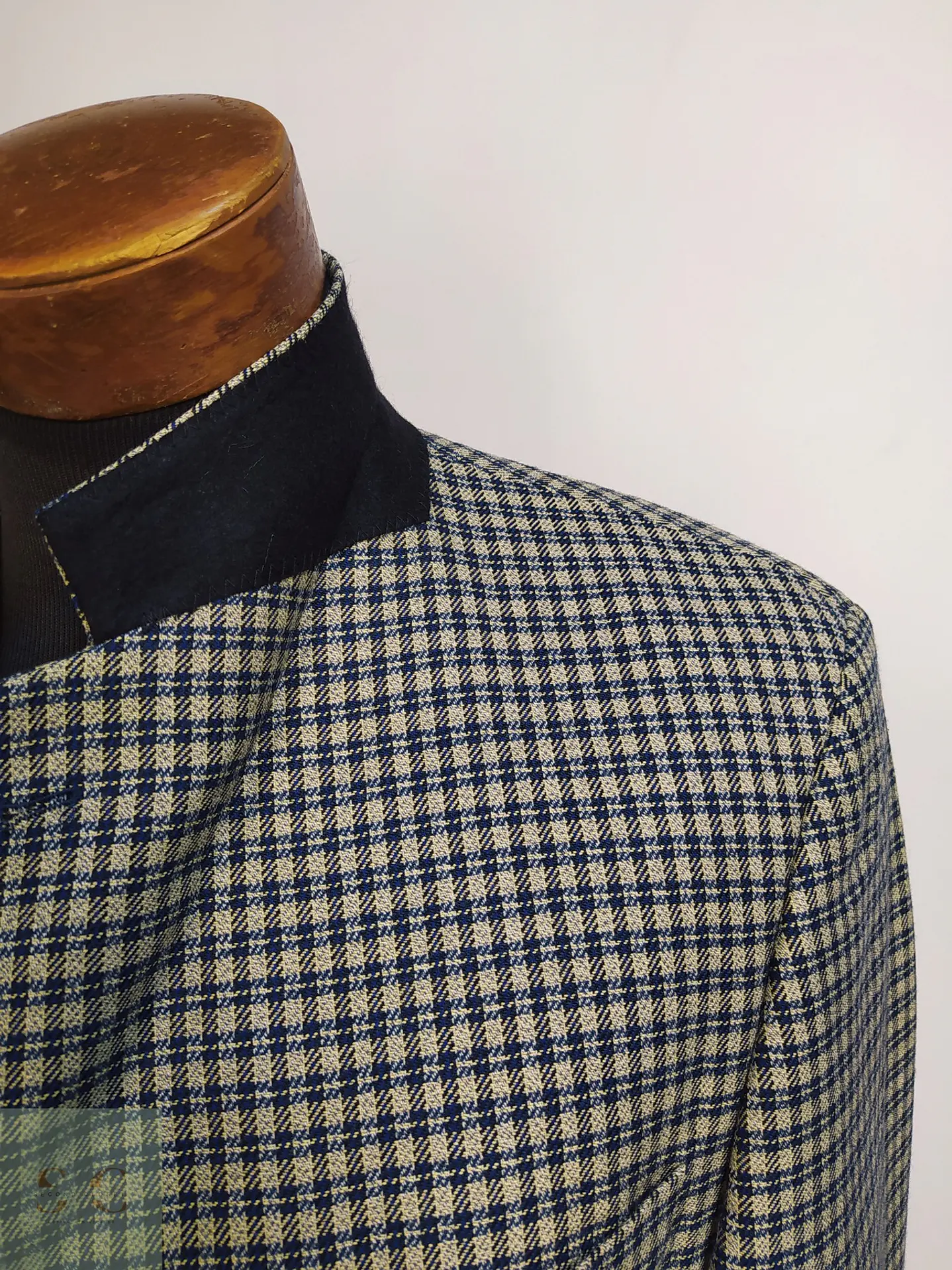 Blazer Estructurado a Cuadros Micro-Houndstooth en Lana Virgen Mario Barutti Talla ML 4