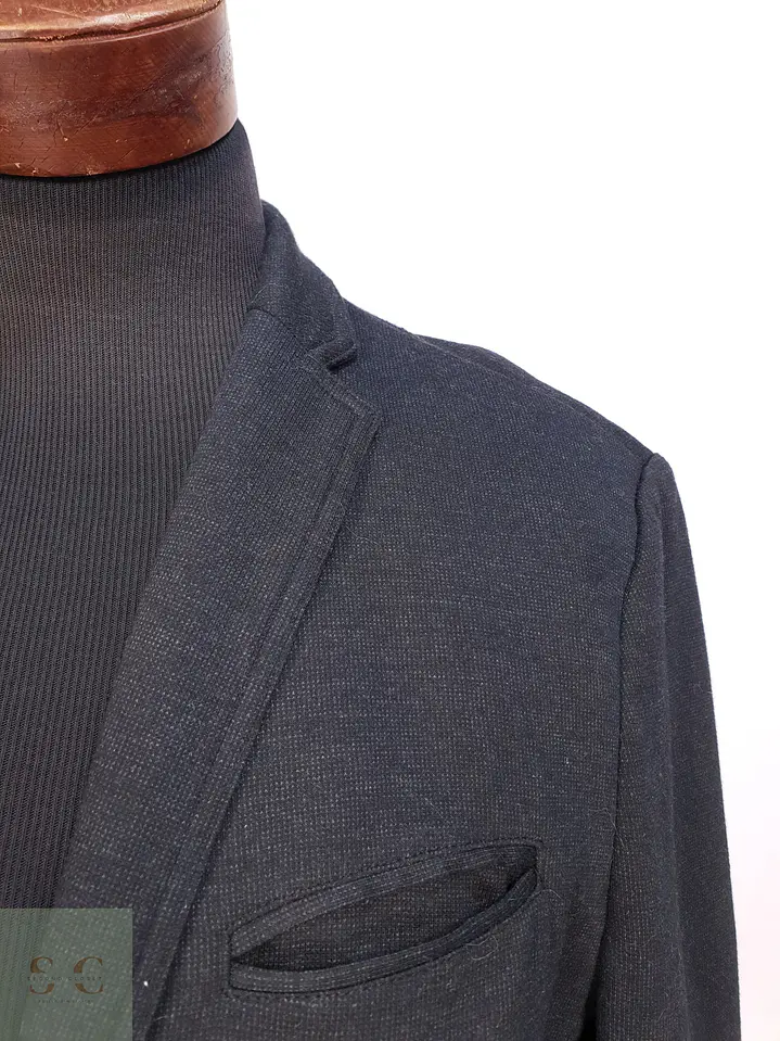 Blazer Moderno Texturizado de Punto en Tono Negro TOM Talla XL 5