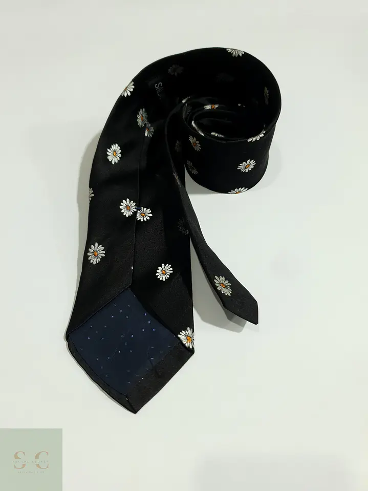 Corbata de Seda Negra con Motivo Floral de Margaritas Salmone 3