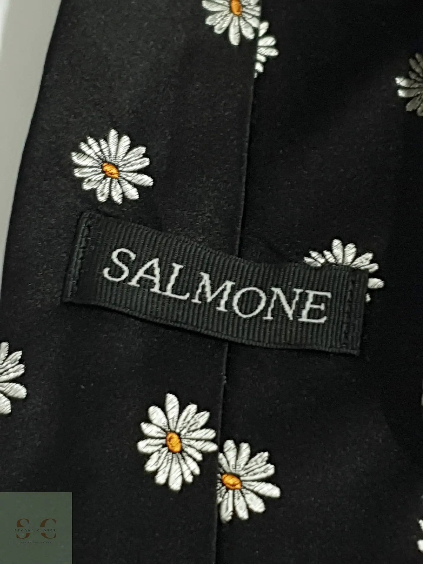 Corbata de Seda Negra con Motivo Floral de Margaritas Salmone 5