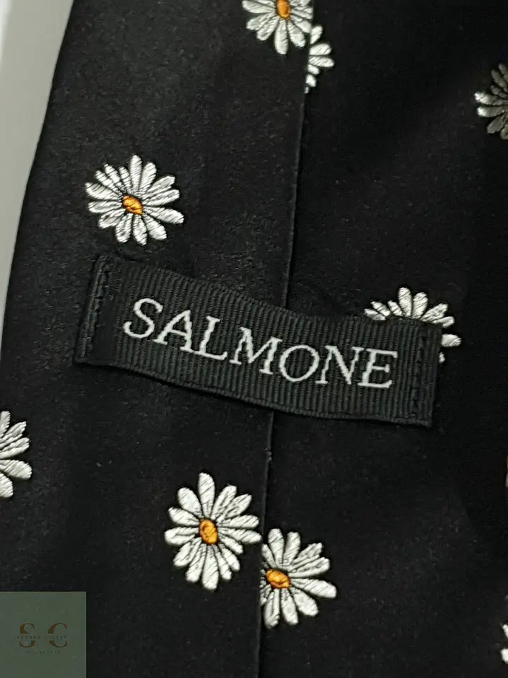 Corbata de Seda Negra con Motivo Floral de Margaritas Salmone 5