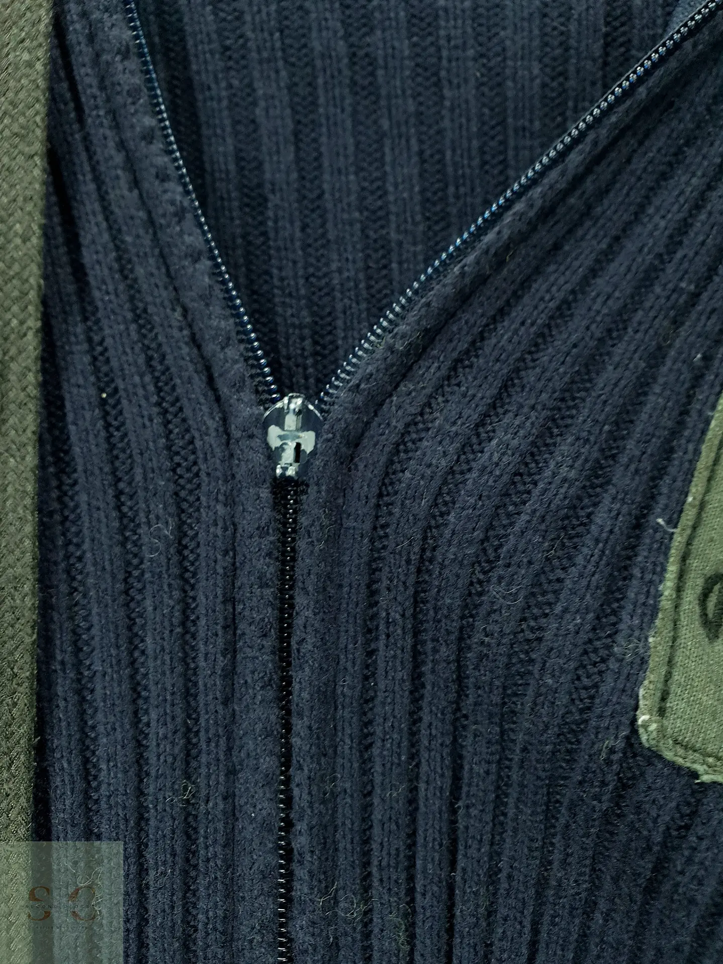 Cárdigan Acanalado con Capucha en Azul Marino y Verde Olivo Derbe Talla M 4