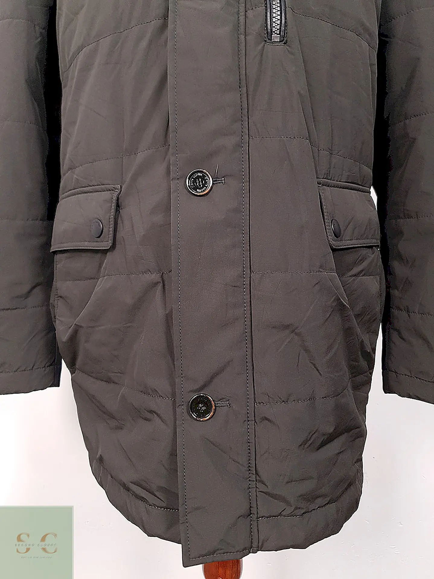 Parka Larga Minimalista de Corte Urbano Pierre Cardin Talla L 4