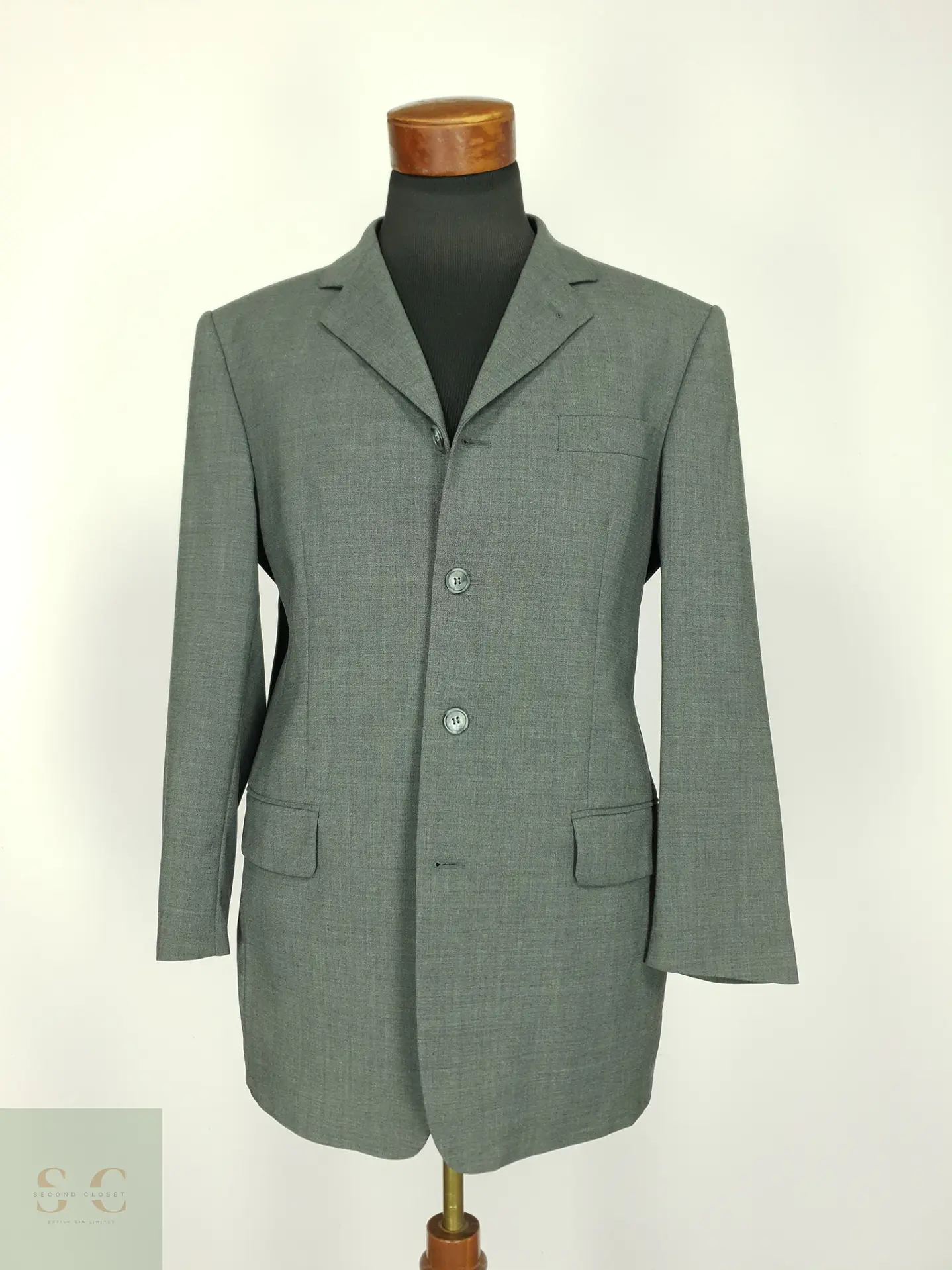 Blazer Sastre Gris de Cuatro Botones Barisal Talla L 2