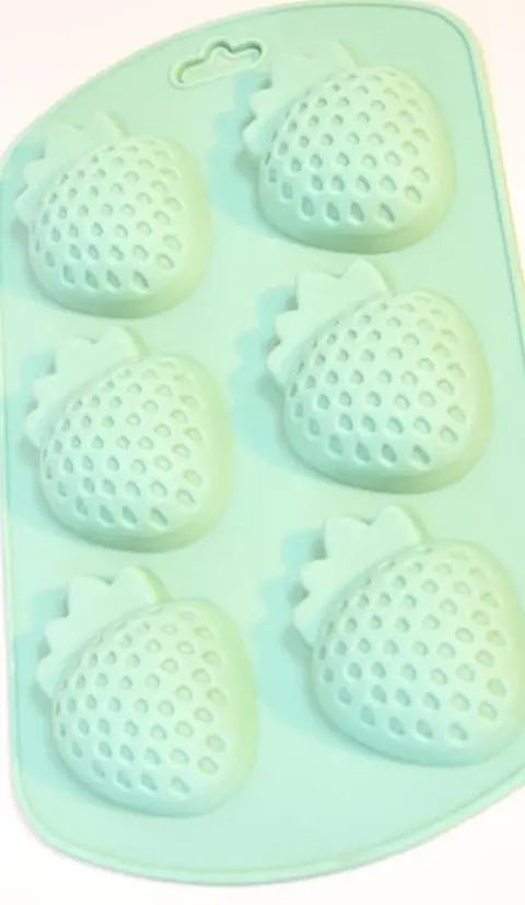Molde frutillas en mitades.