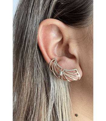 Brinco Ear Cuff com zirconias brancas, banhado a ouro. 